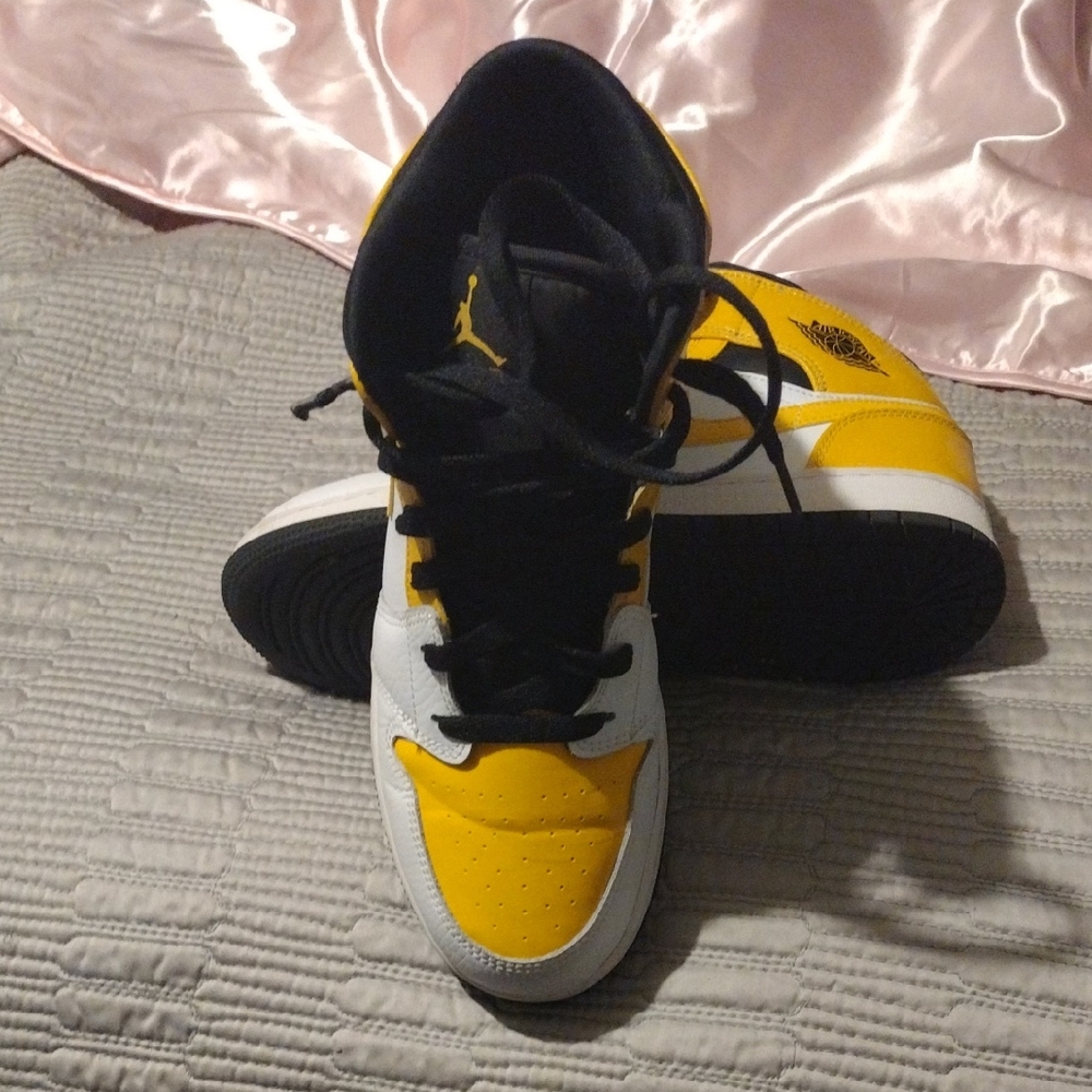 Jordan Kids Sneakers in Yellow, Black, and White